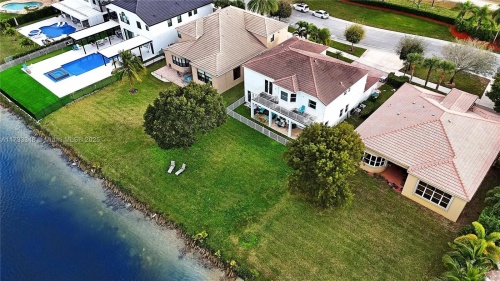 Stunning lakefront estate in prestigious Riviera